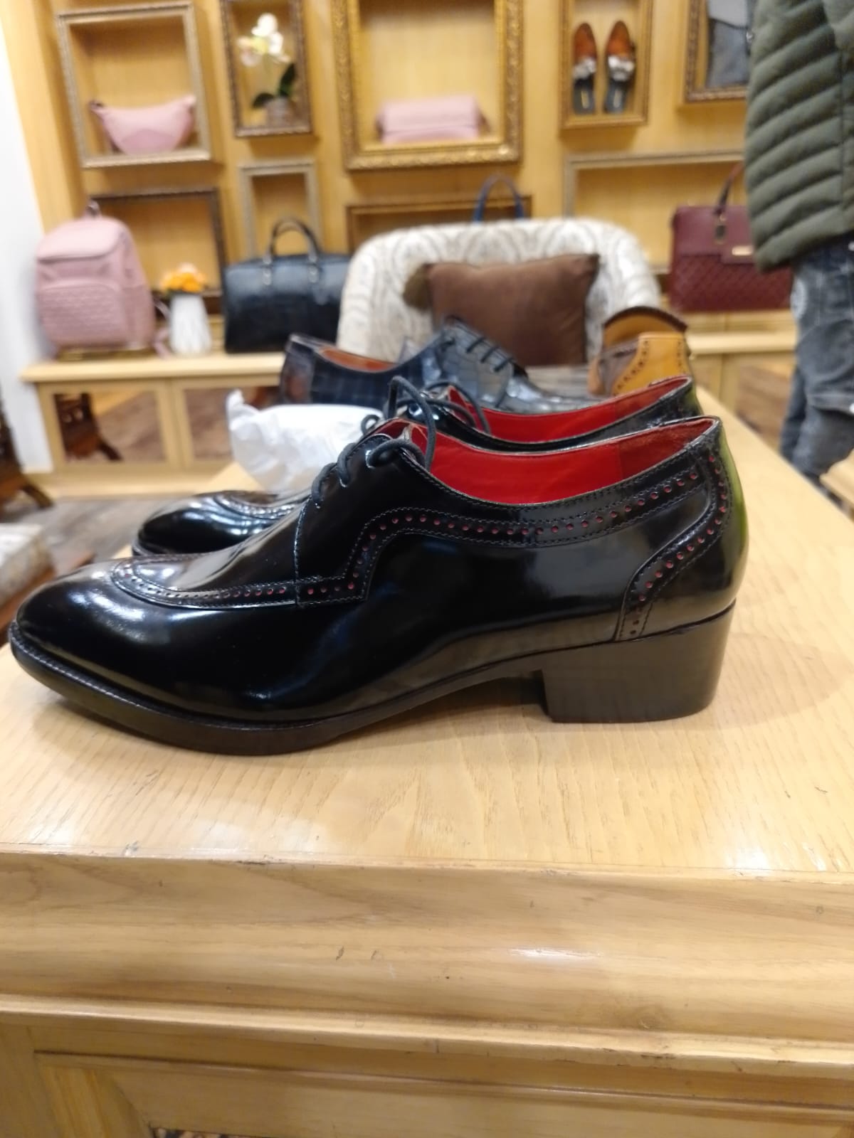 Derby shoes in glossy black